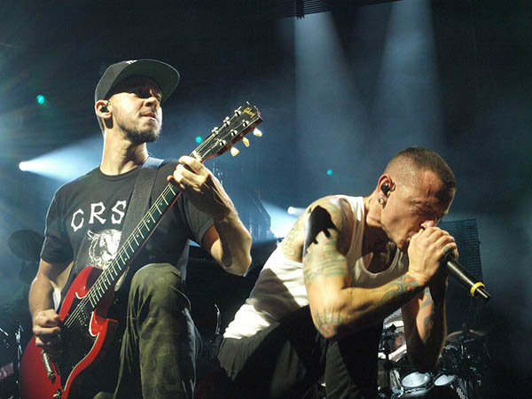 Chester-Bennington-Mike-Shinoda-Gibson