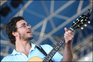 Amos Lee with a Gibson SJ-100