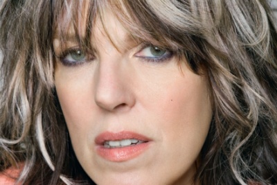 Lucinda Williams plays Gibson J-45 Lucinda Williams plays Gibson J-45