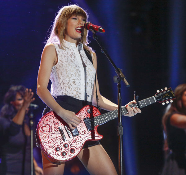 Taylor Swift Wins Big At The Amas