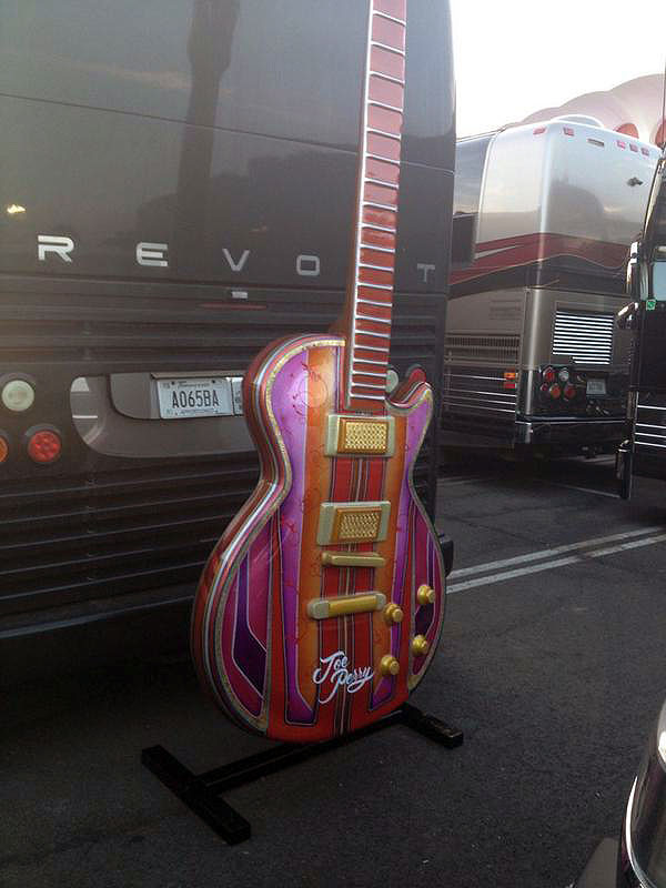 Joe-Perry-Sunset-10ft-guitar